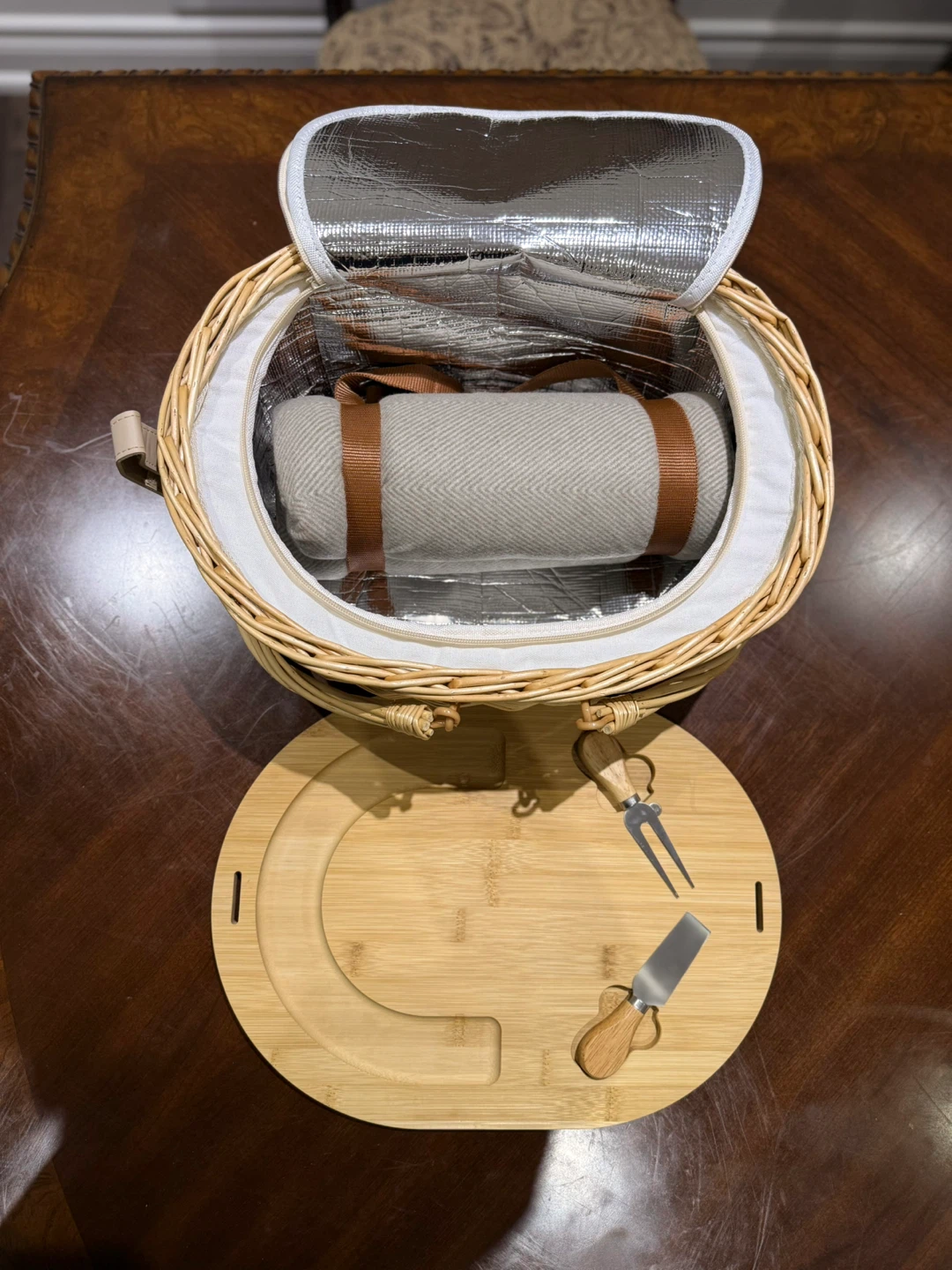 BRAND NEW Picnic Basket Gift Set w/ Blanket & Charcuterie Board - photo 2