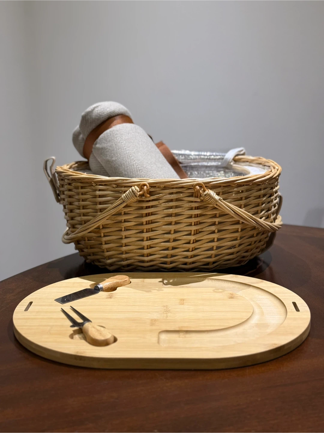 BRAND NEW Picnic Basket Gift Set w/ Blanket & Charcuterie Board