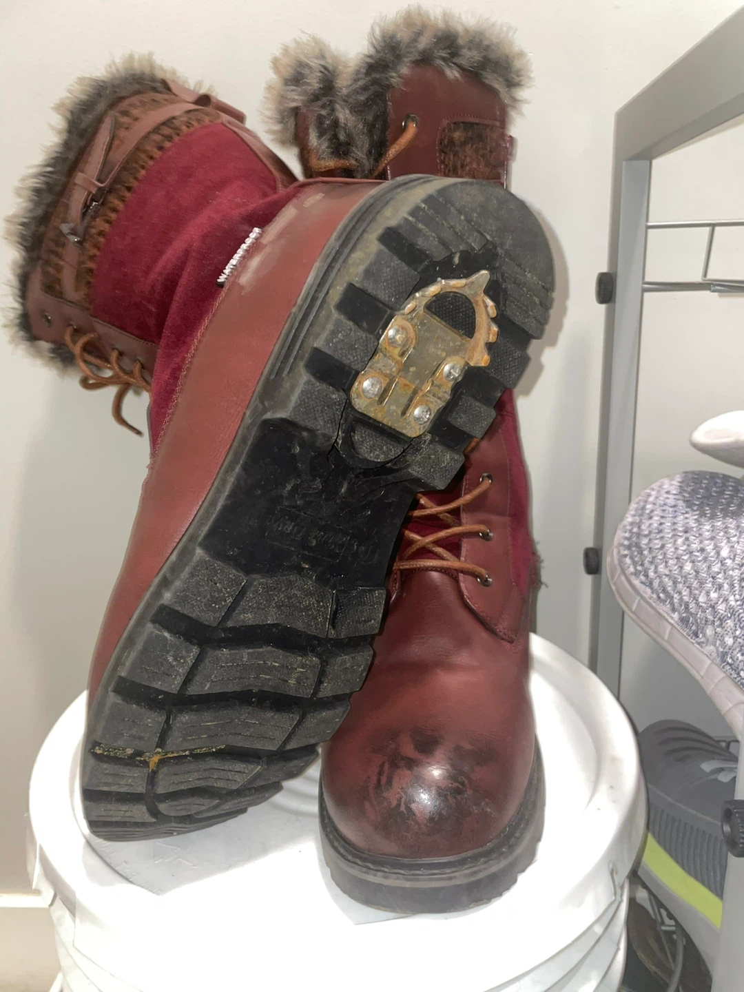 💛Boots💛 with Spikes to grip you well enough not to fall