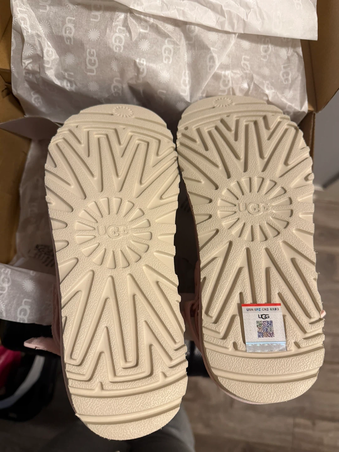 Uggs Valentine Goldenstar Love Clog - Size 7.5 W - photo 2