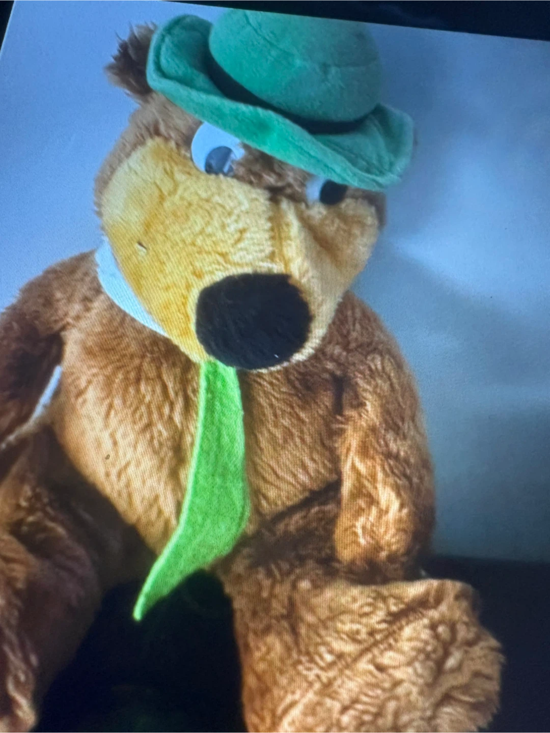 Peluche Yogi Bear avec chapeau vert et cravate