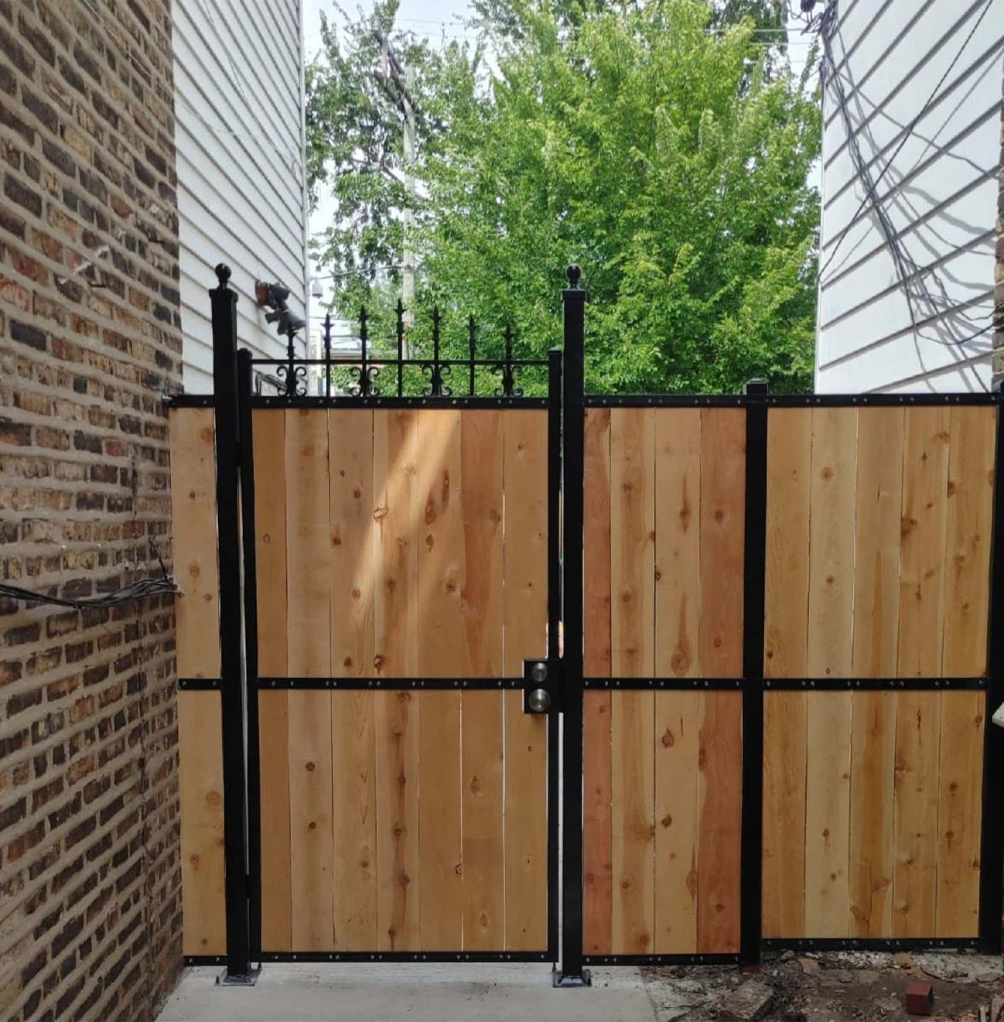 Fence of wood and fence metal - photo 4