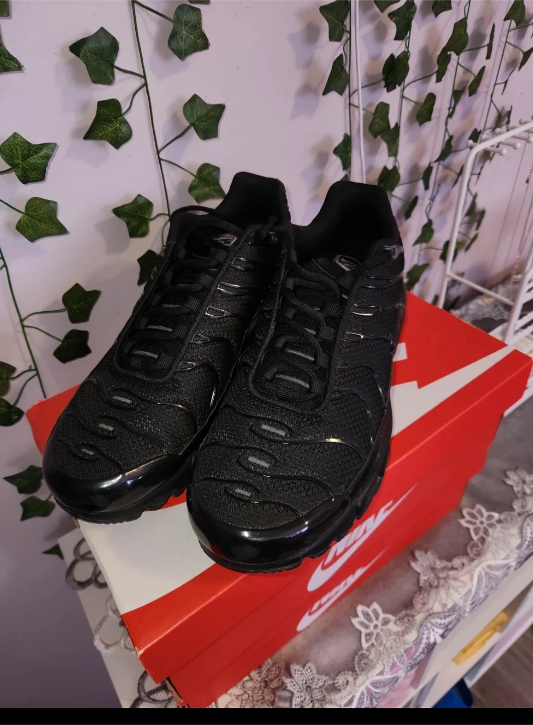 E Nike Air Max Plus Black, Size 8.5 - photo 2