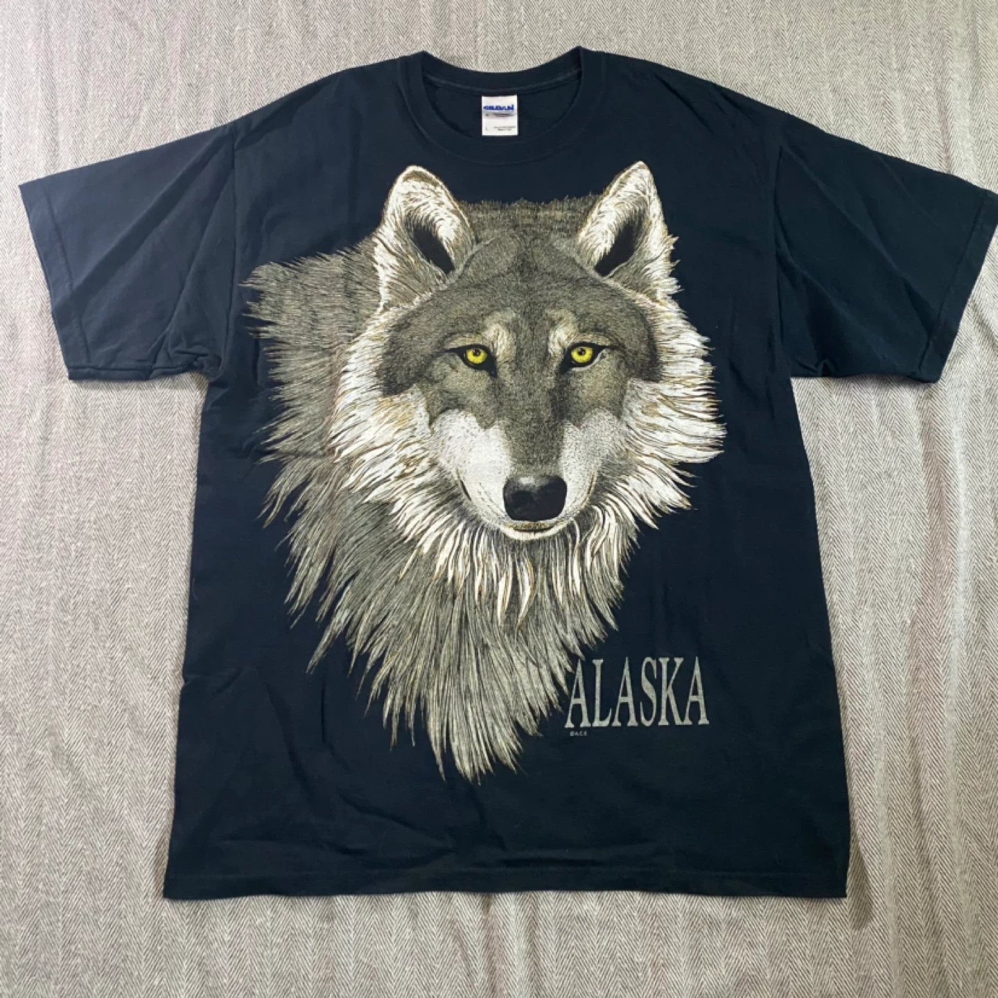 Gildan Alaska Wolf T-Shirt Size L
