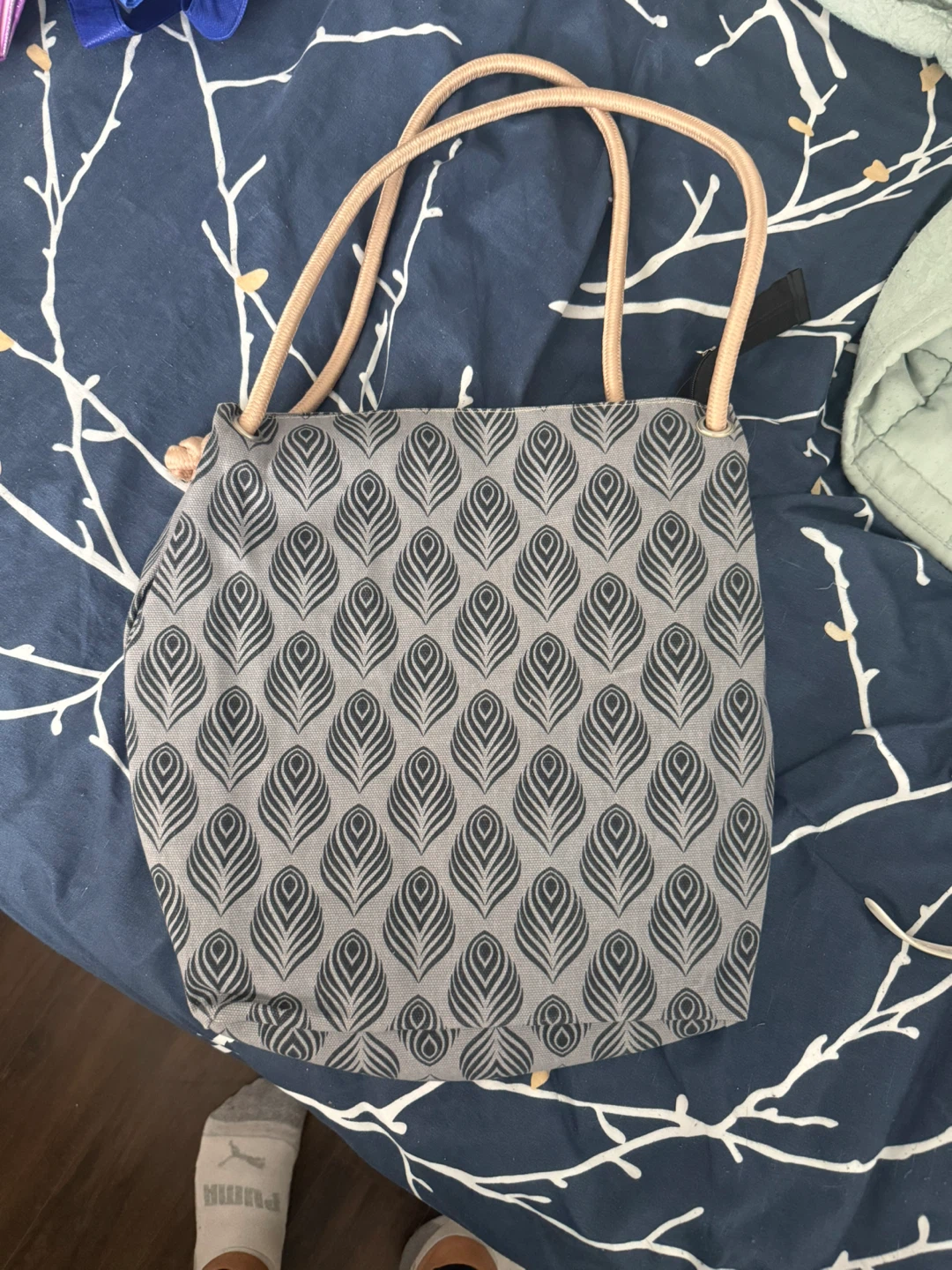 Grey tote bag with feather pattern