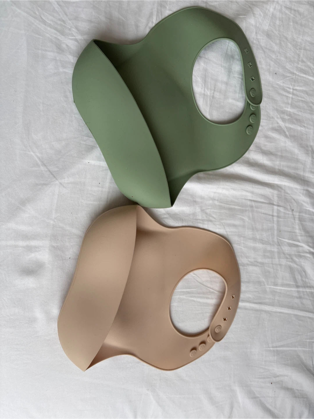 Set of 2 Silicone Bibs - Green and Beige