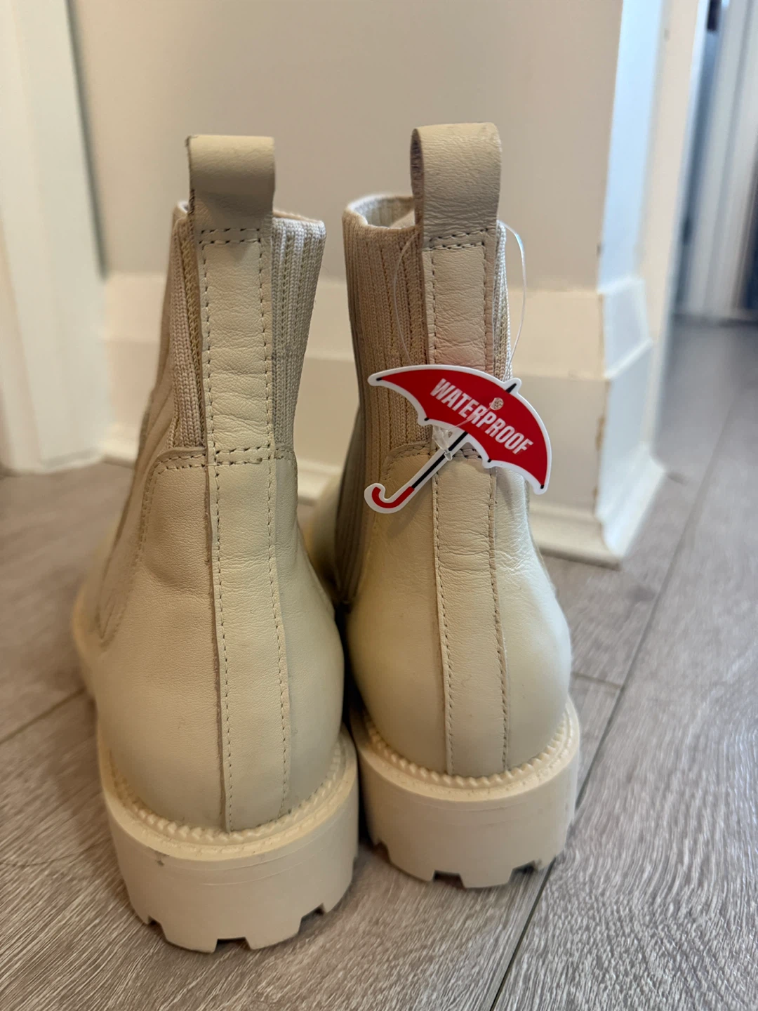BNWT Blondo size 6.5 Waterproof Leather Chelsea Boots - photo 2