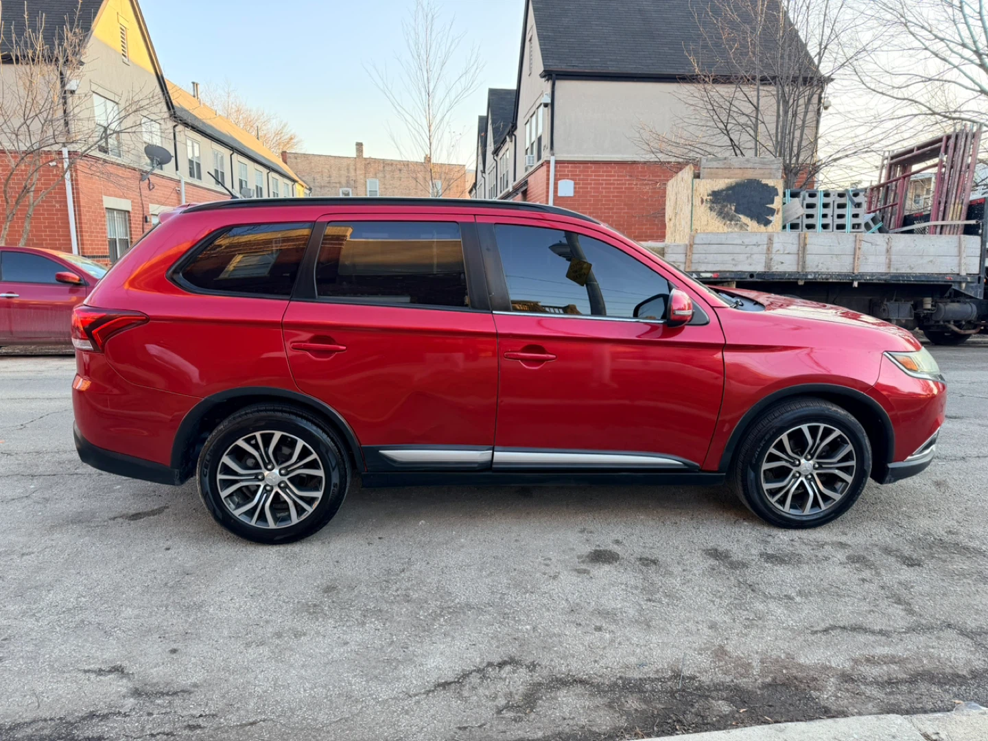 Red Mitsubishi Outlander SUV - photo 3