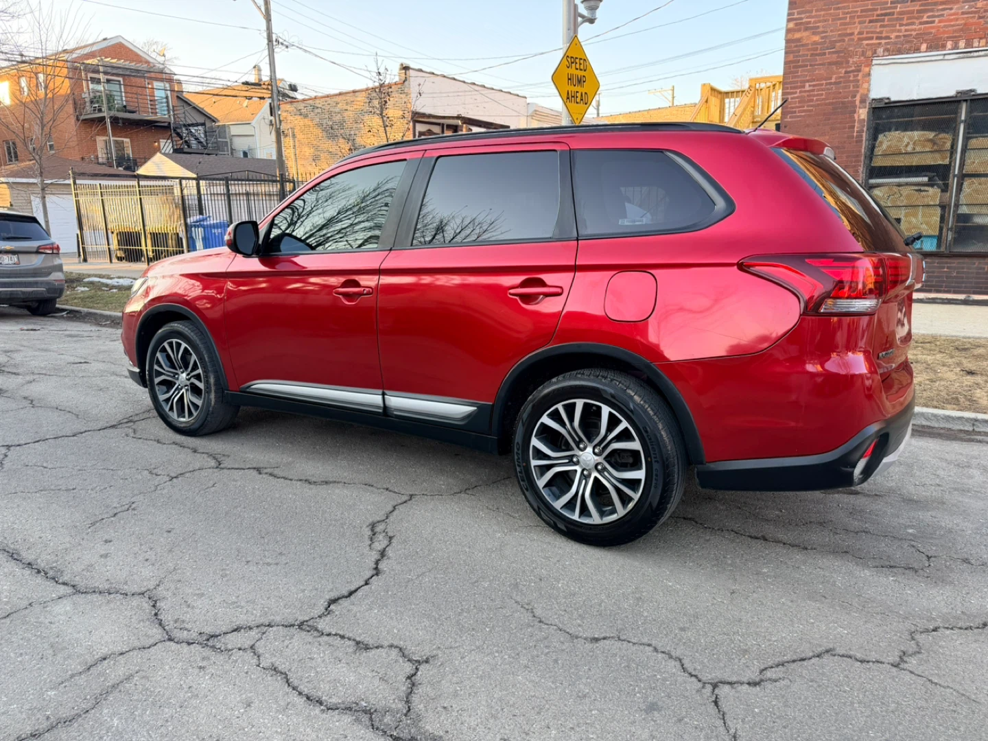 Red Mitsubishi Outlander SUV - photo 4