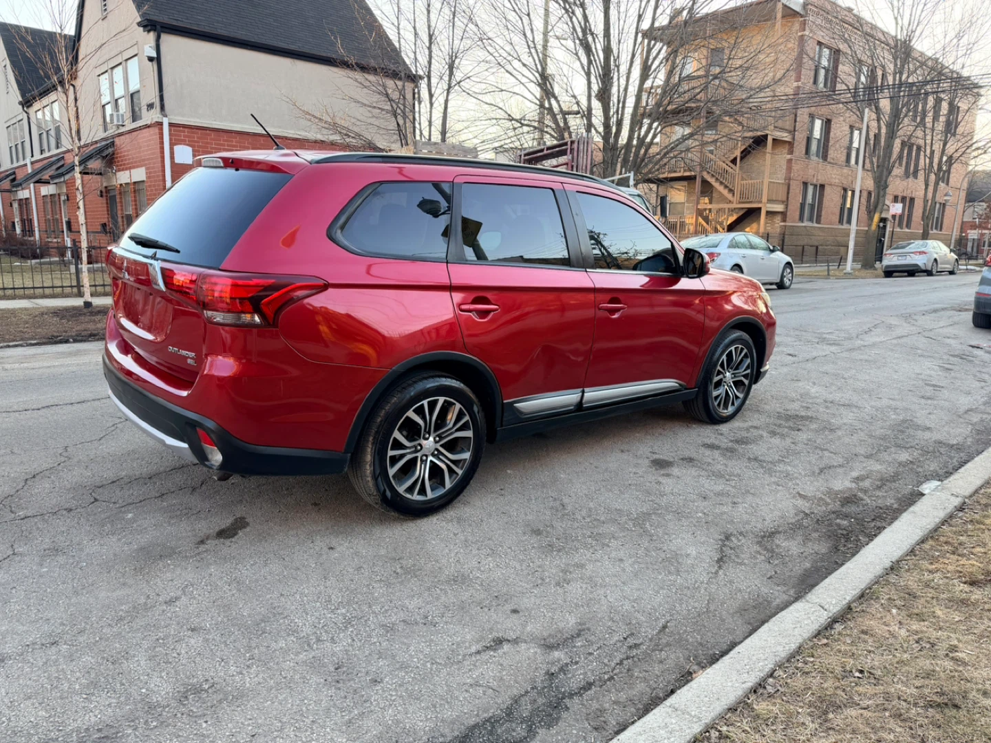 Red Mitsubishi Outlander SUV - photo 5