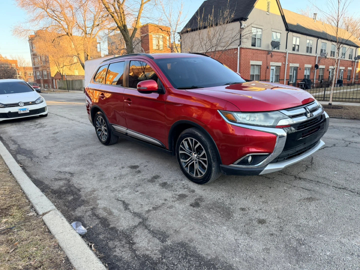Red Mitsubishi Outlander SUV - photo 2