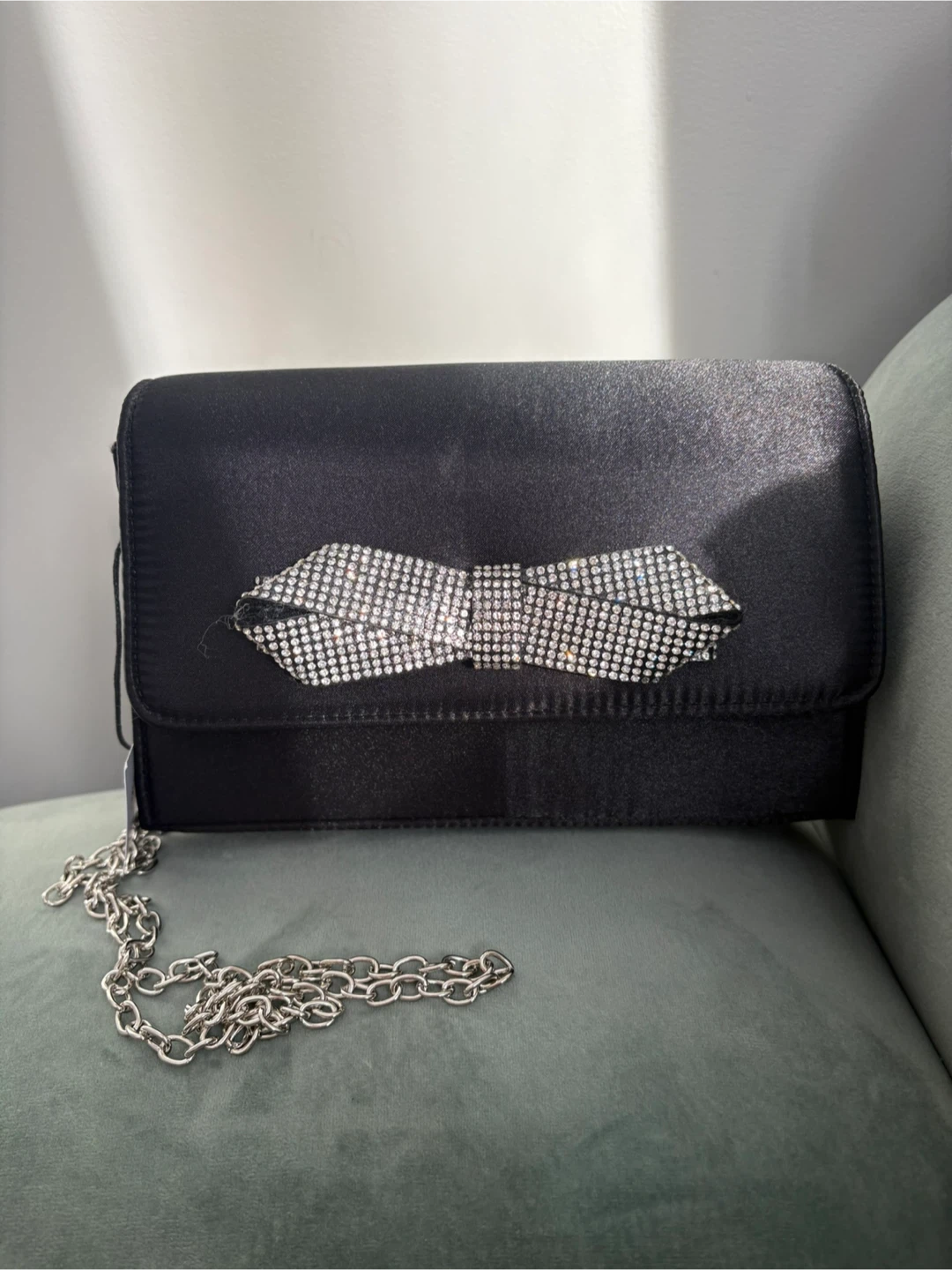 Black clutch with rhinestone bow and silver chain - photo 3