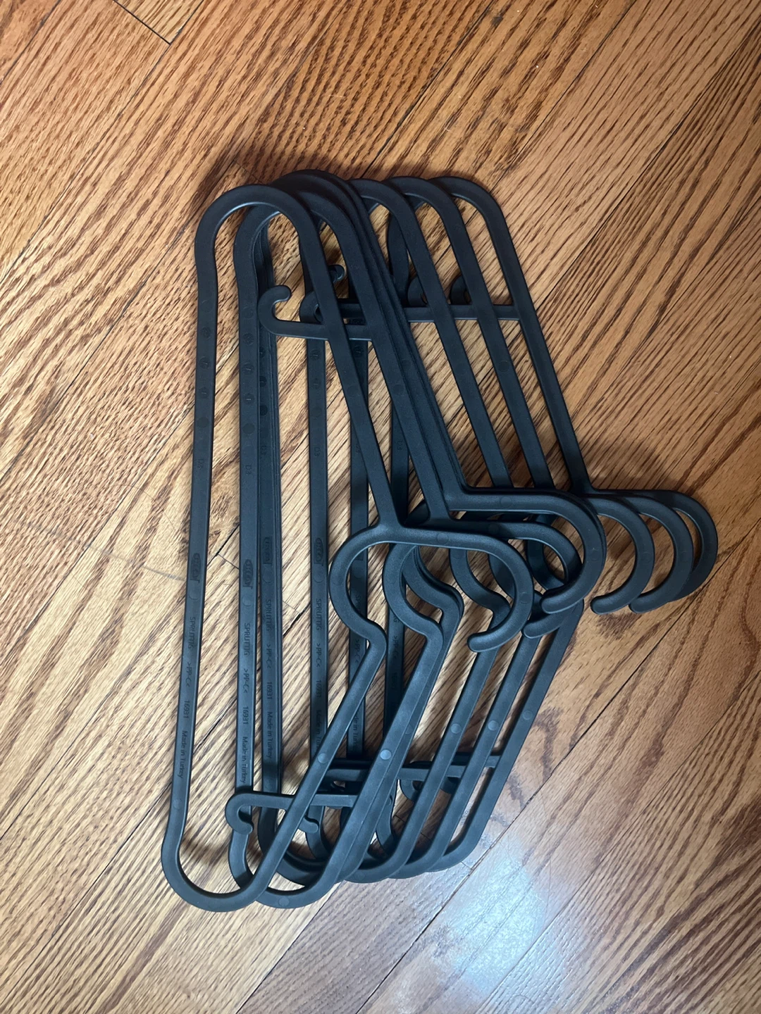 Set of 6 Black Plastic Hangers 🥕