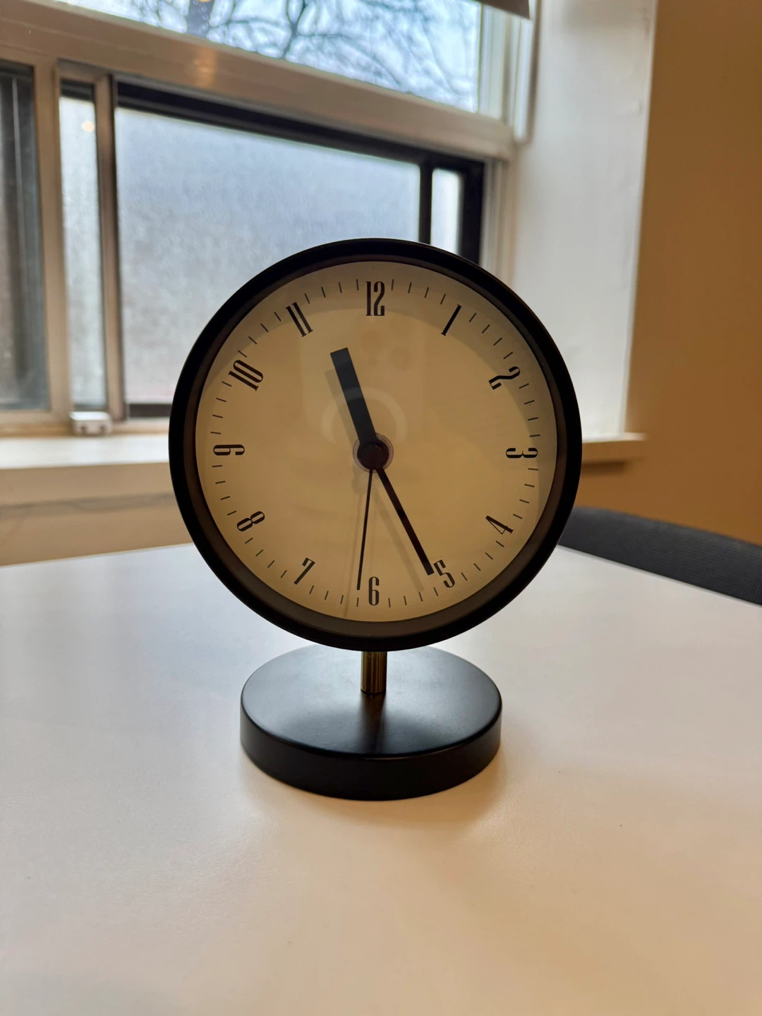 Black Round Desk Clock