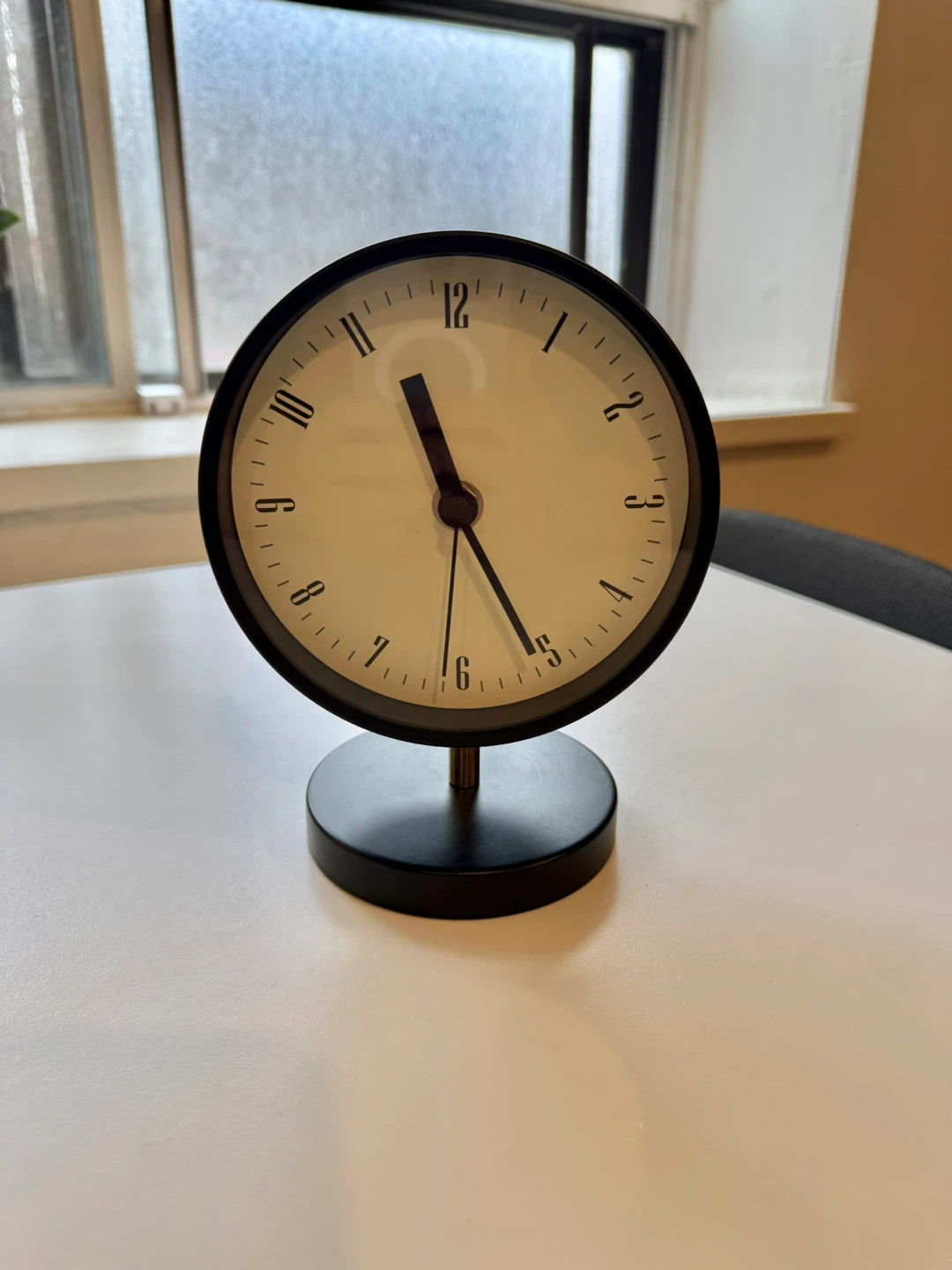 Black Round Desk Clock - photo 3