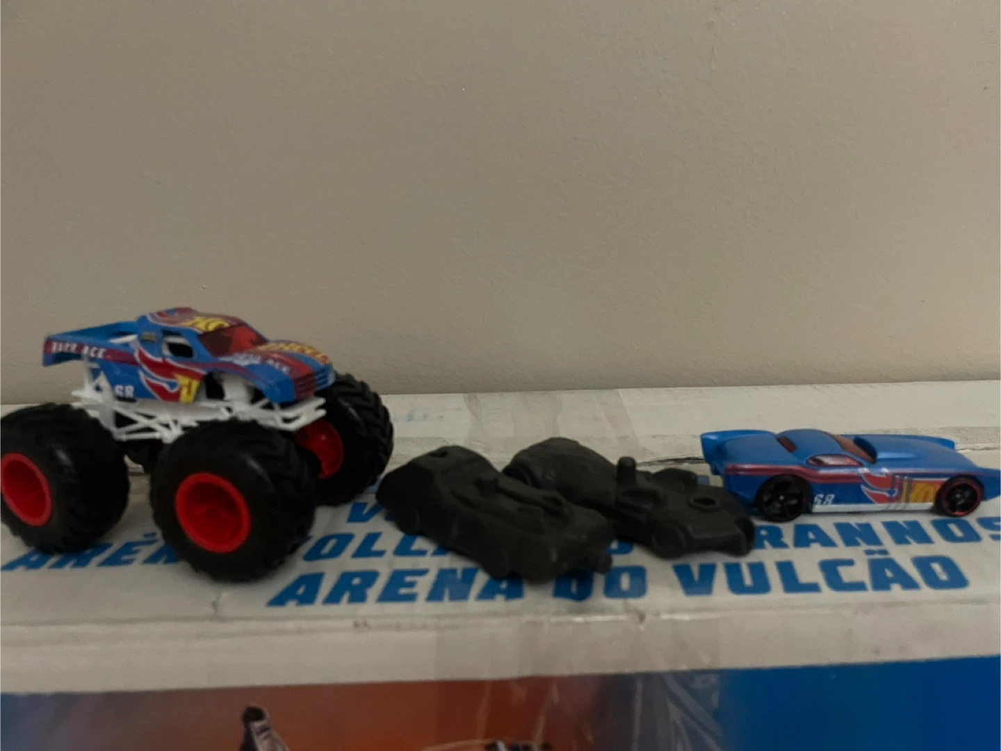 Hot Wheels Monster Trucks T-Rex Volcano Arena Playset - photo 3
