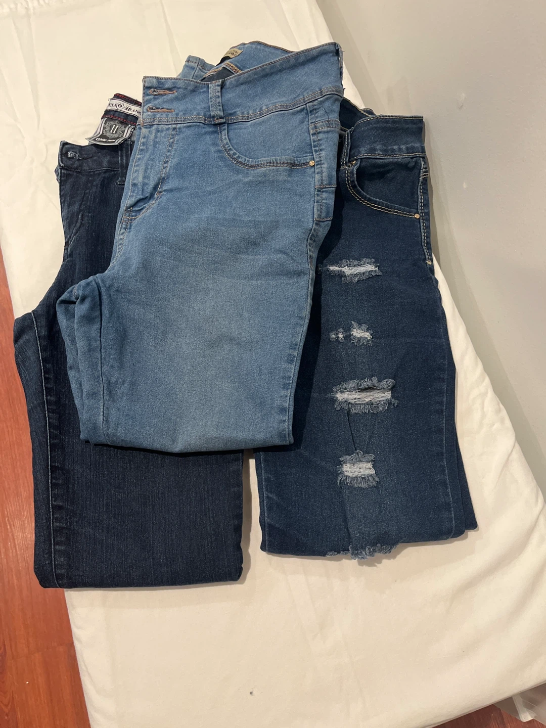 Three Pairs of Women's Jeans🥕