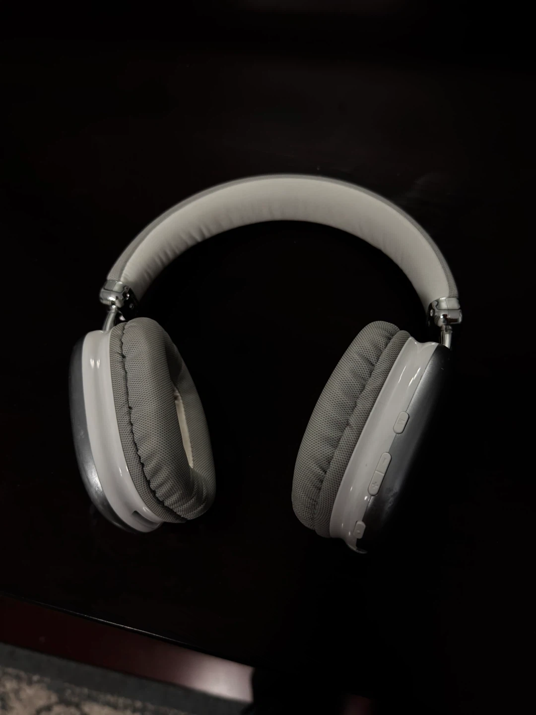 White Wireless Headphones - photo 3