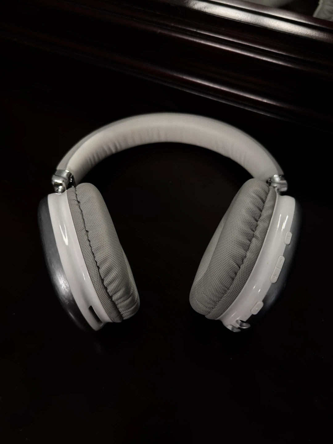 White Wireless Headphones - photo 4