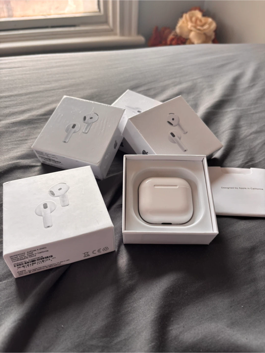 Apple AirPods  (4th generation)