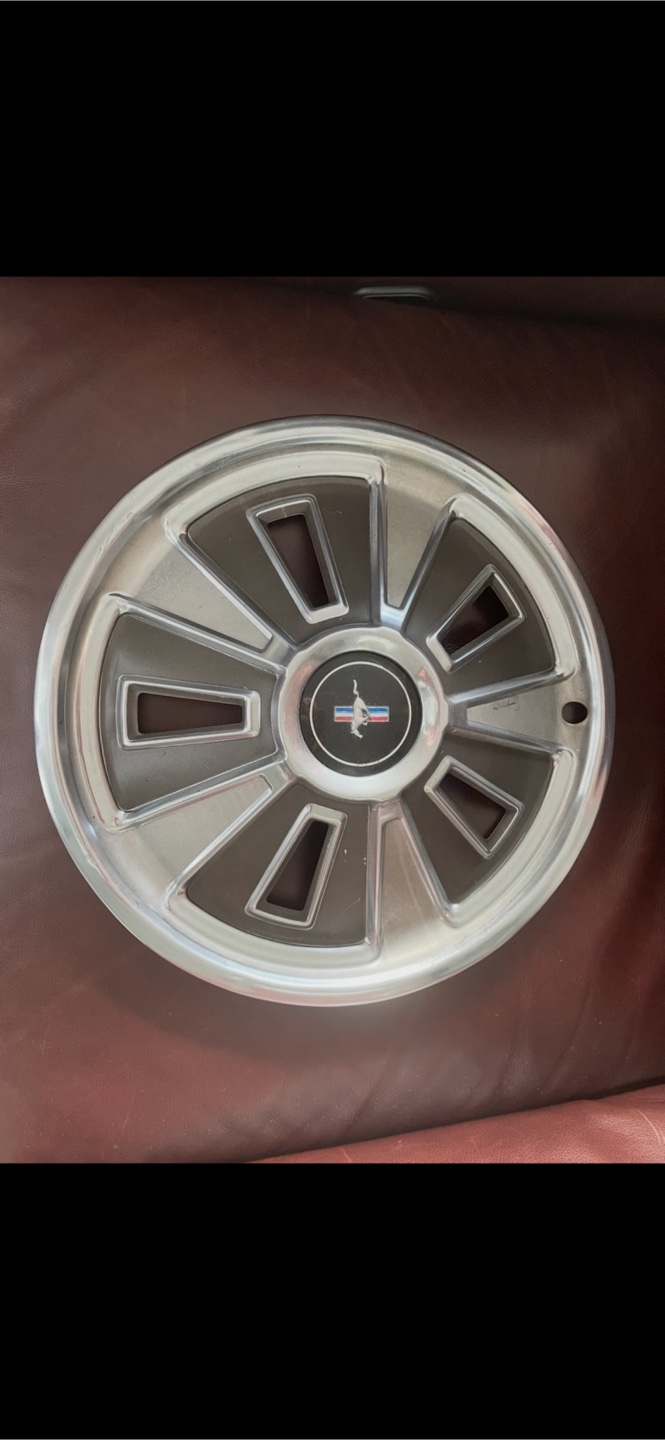 Ford Mustang Hubcaps & Amber Lights Set