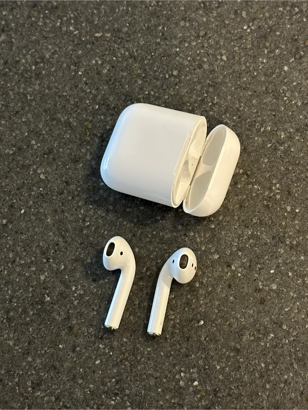 [ Apple AirPods ]