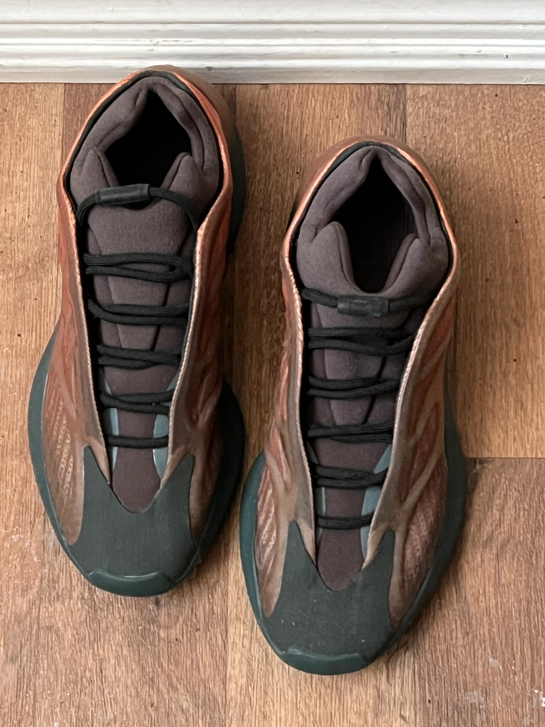 Adidas Yeezy 700 V3 Men Size 9.5 Copper Fade