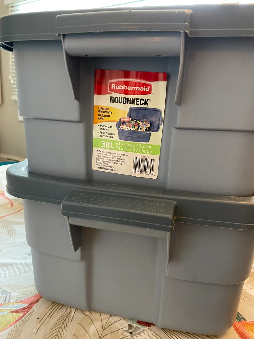 Rubbermaid Storage Totes 38 litre pair - photo 2