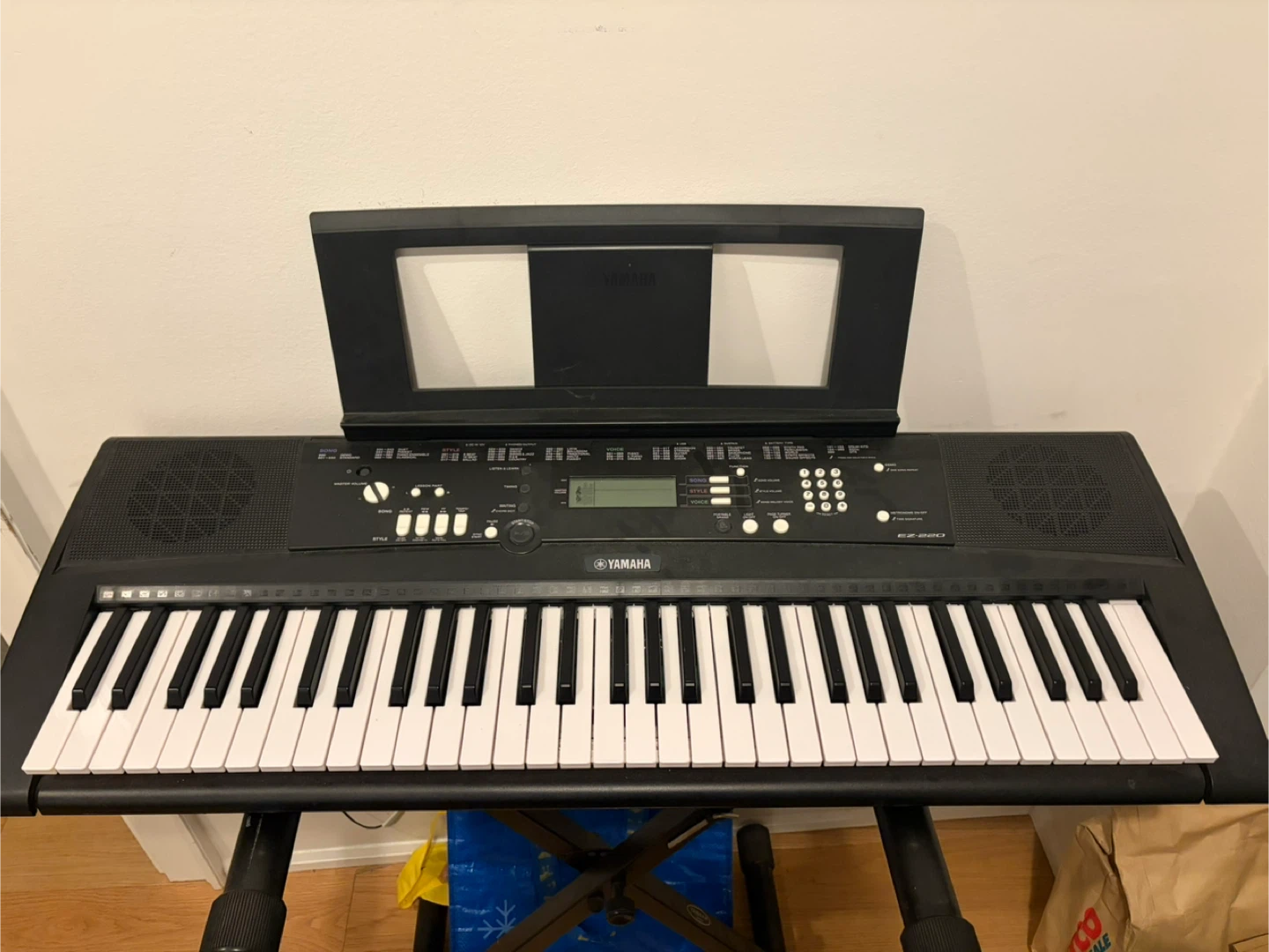 Yamaha EZ-220 Keyboard + stool - photo 3