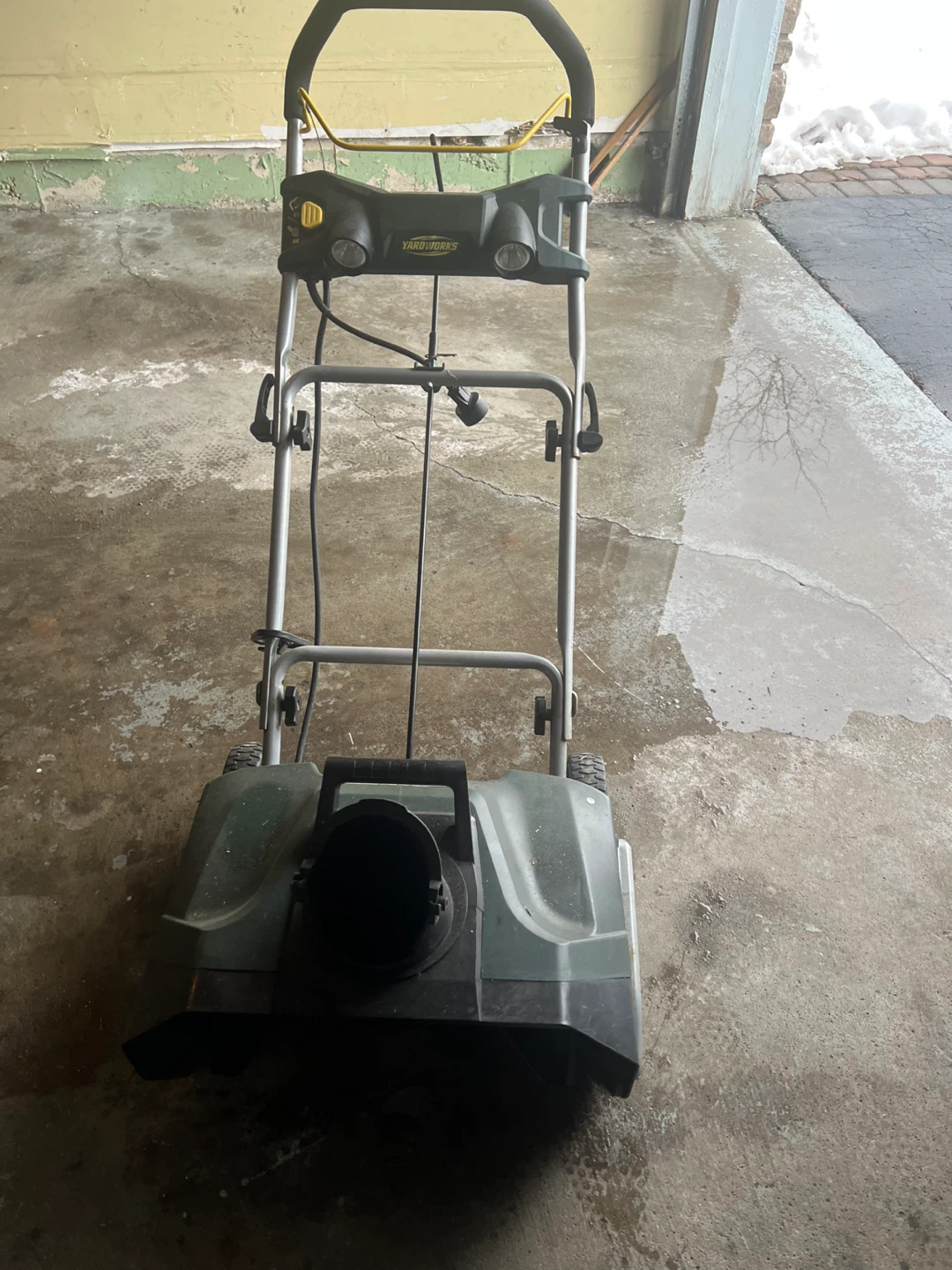 Yardworks 13A Electric Snow Thrower 20"