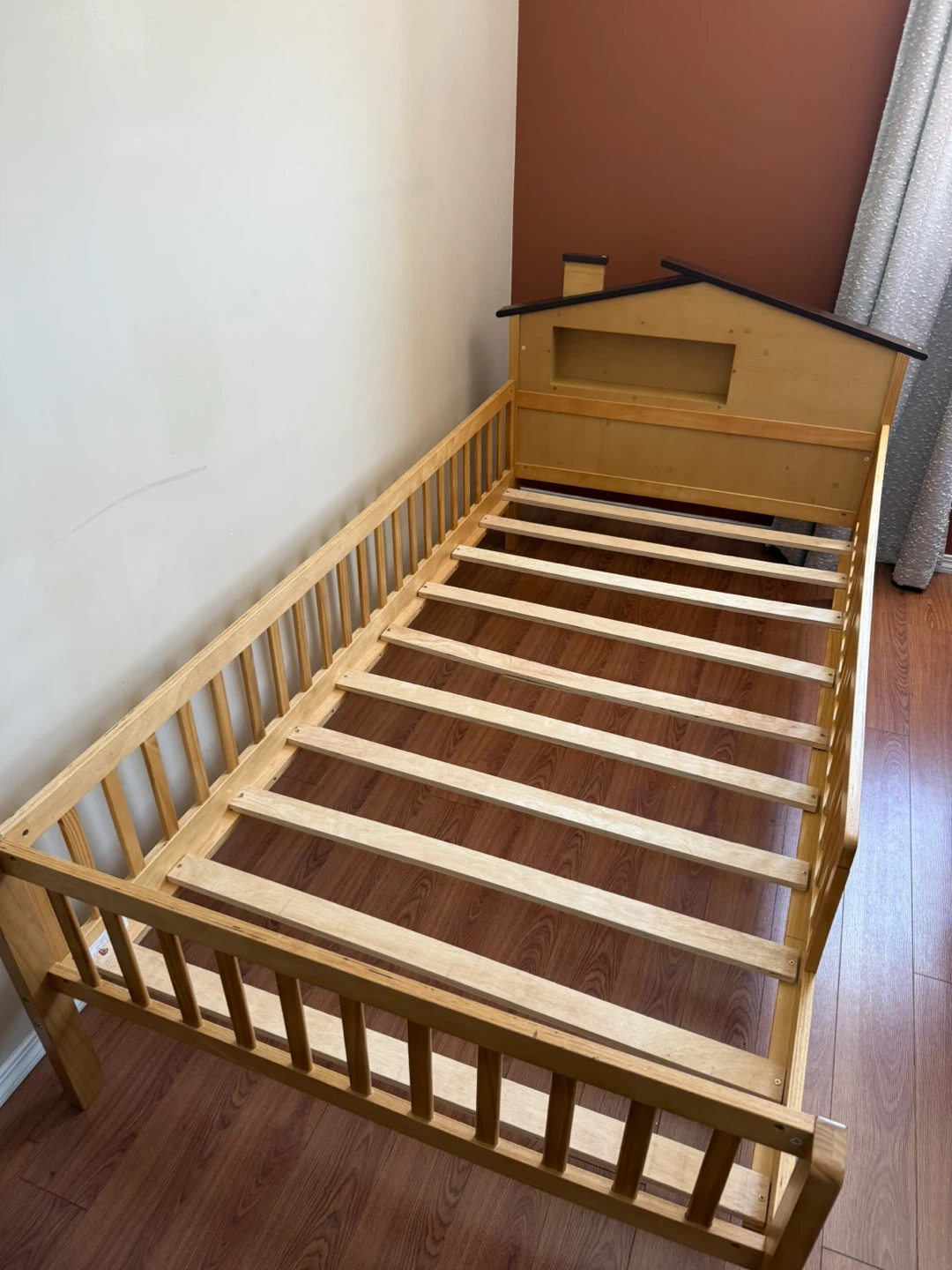 Twin/toddler bed with rails