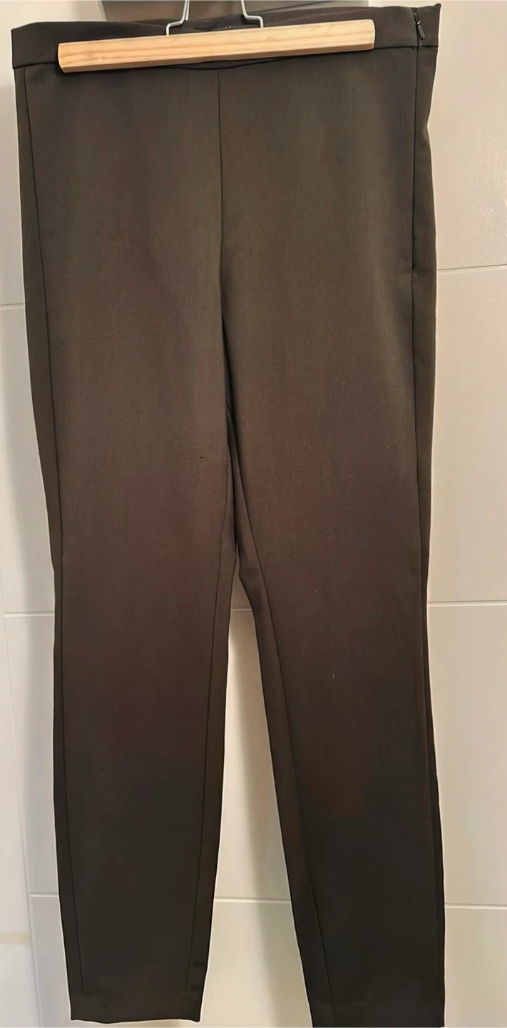 Banana Republic Devon Pants - Size 8 - Olive Green