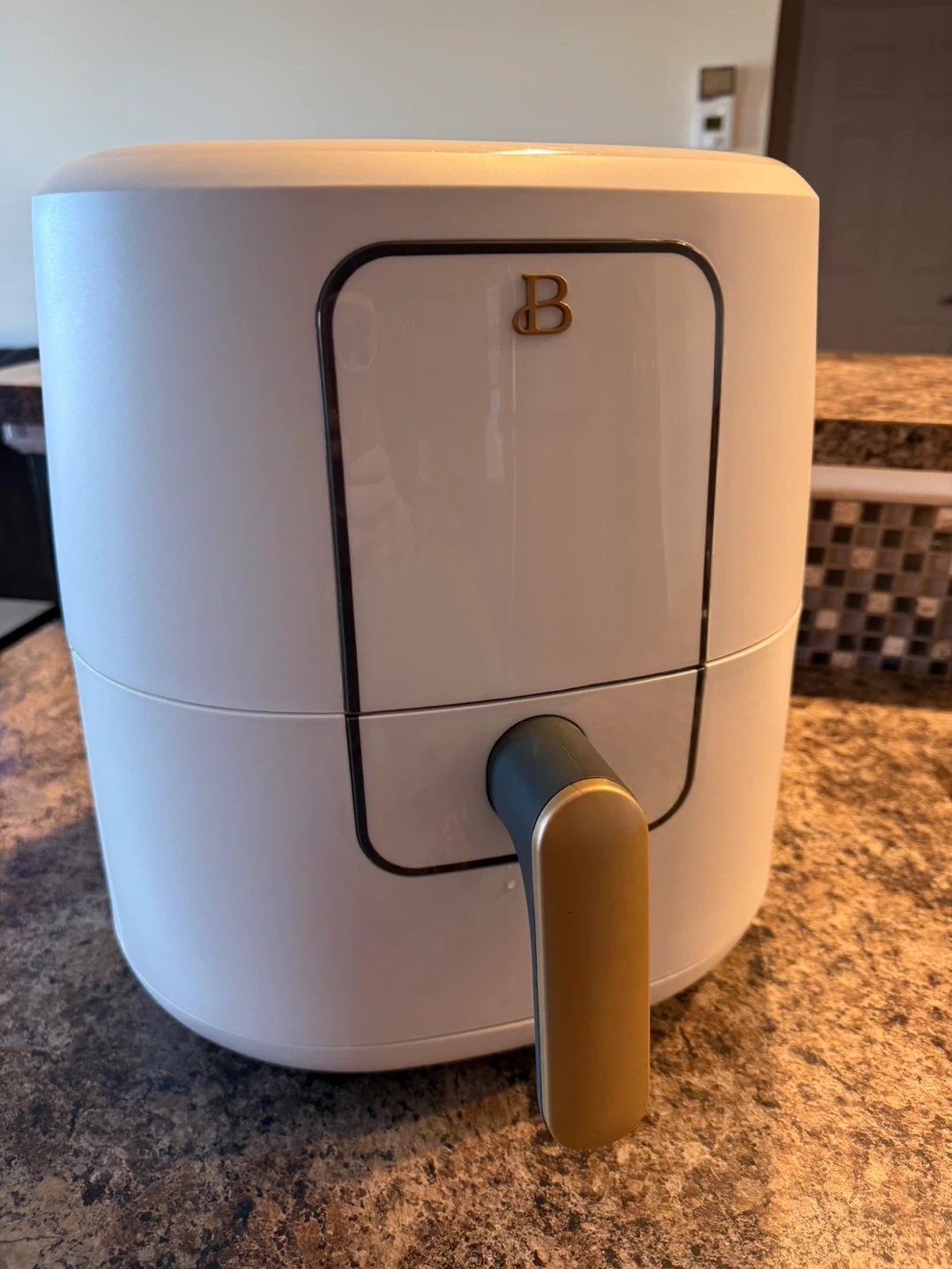 Beautiful Touchscreen Air Fryer with 250+ baking Liners