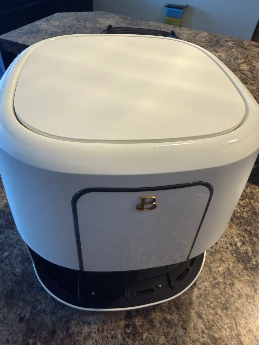 Beautiful Touchscreen Air Fryer with 250+ baking Liners - photo 2