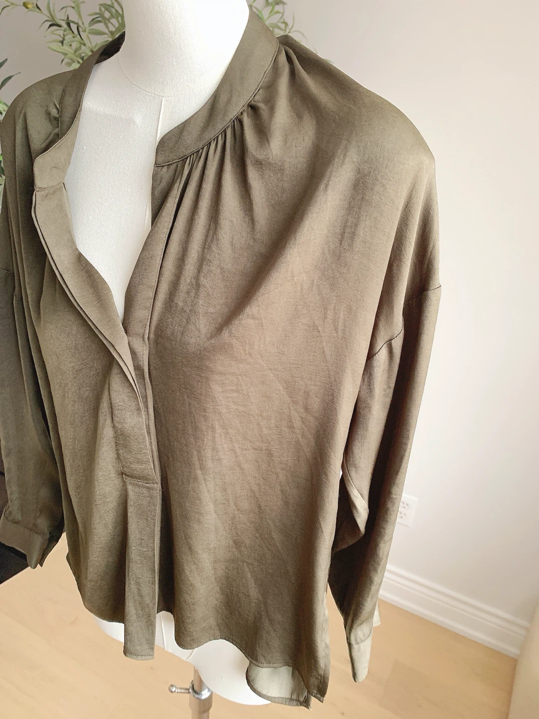 Babaton Olive Satin Blouse XS Oversized - photo 5