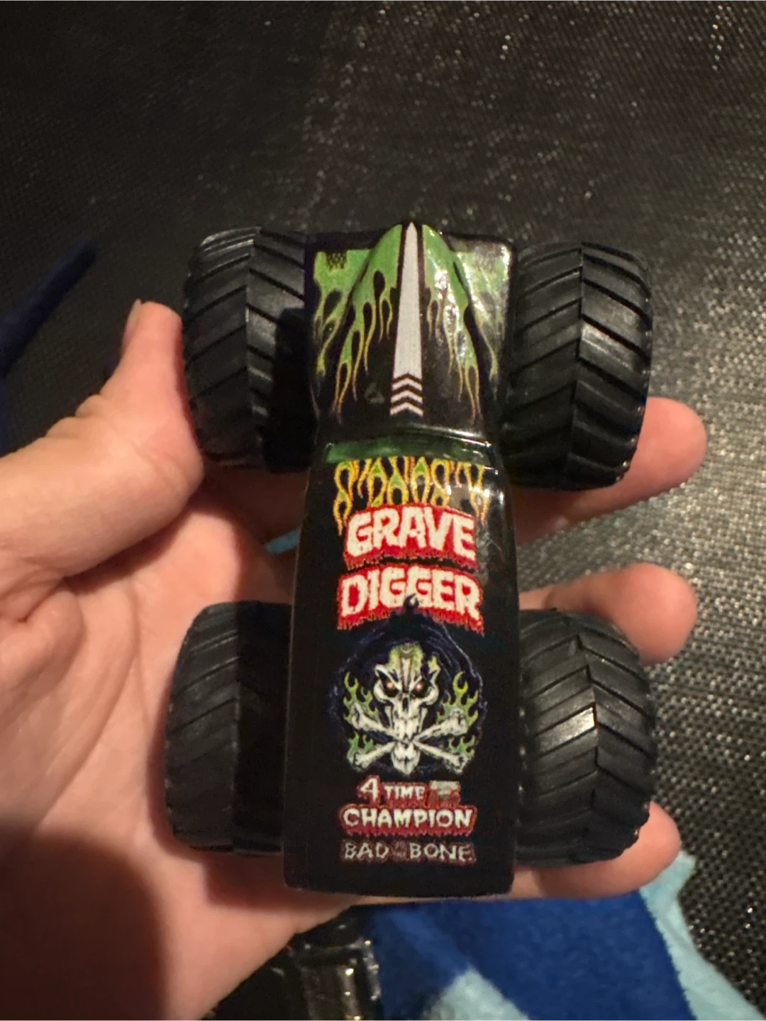Hot Wheels Grave Digger Monster Truck - photo 3