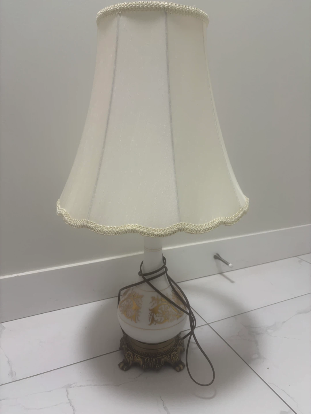 Vintage Table Lamp with White Shade and Gold Detail - photo 2