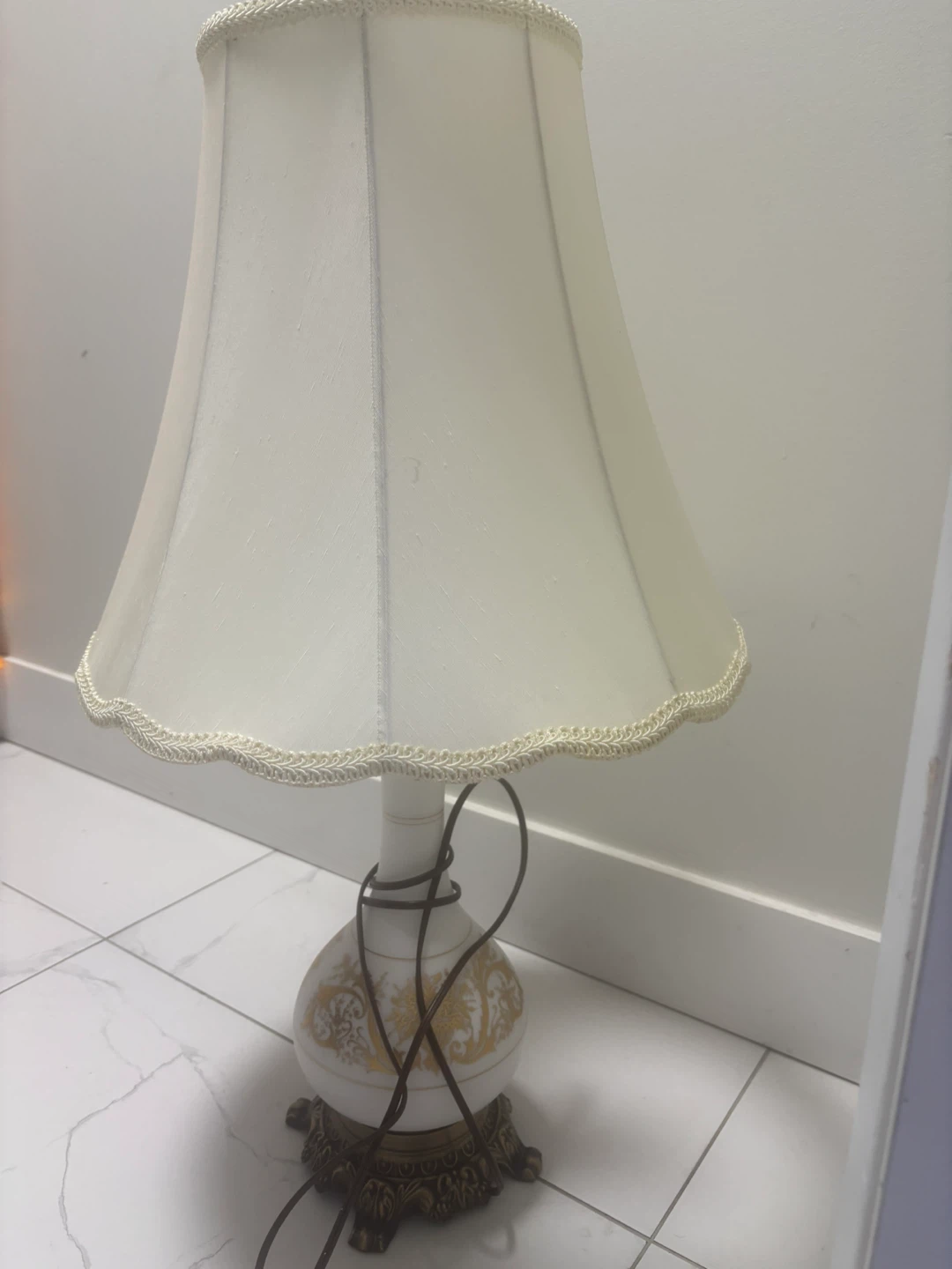 Vintage Table Lamp with White Shade and Gold Detail - photo 4