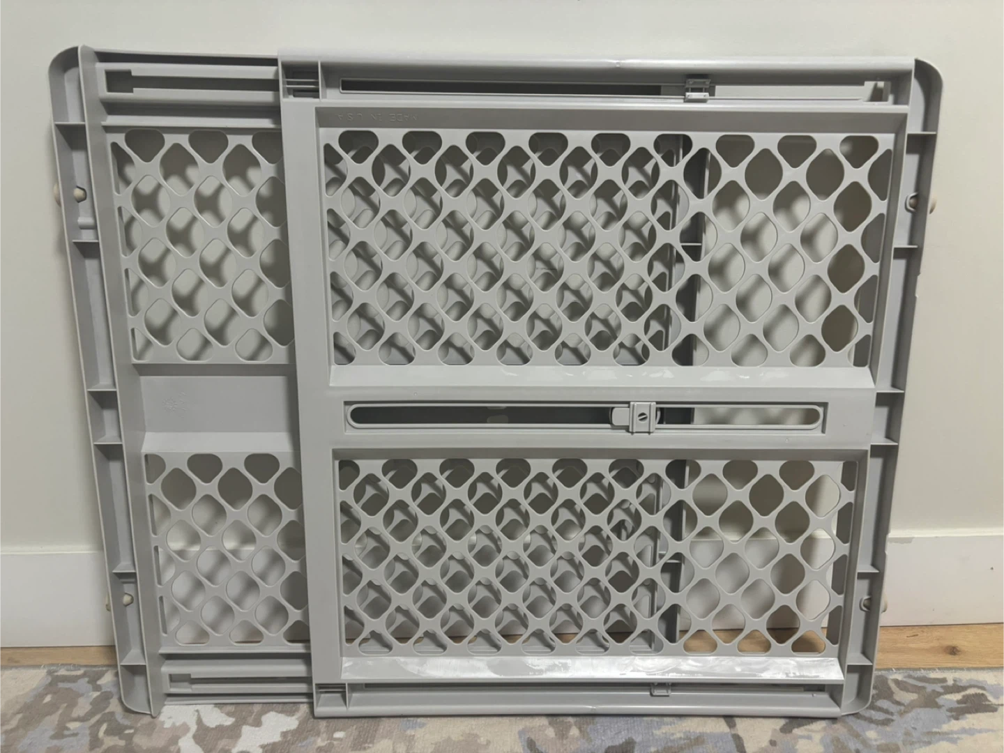 Baby safety gate new condition - photo 2