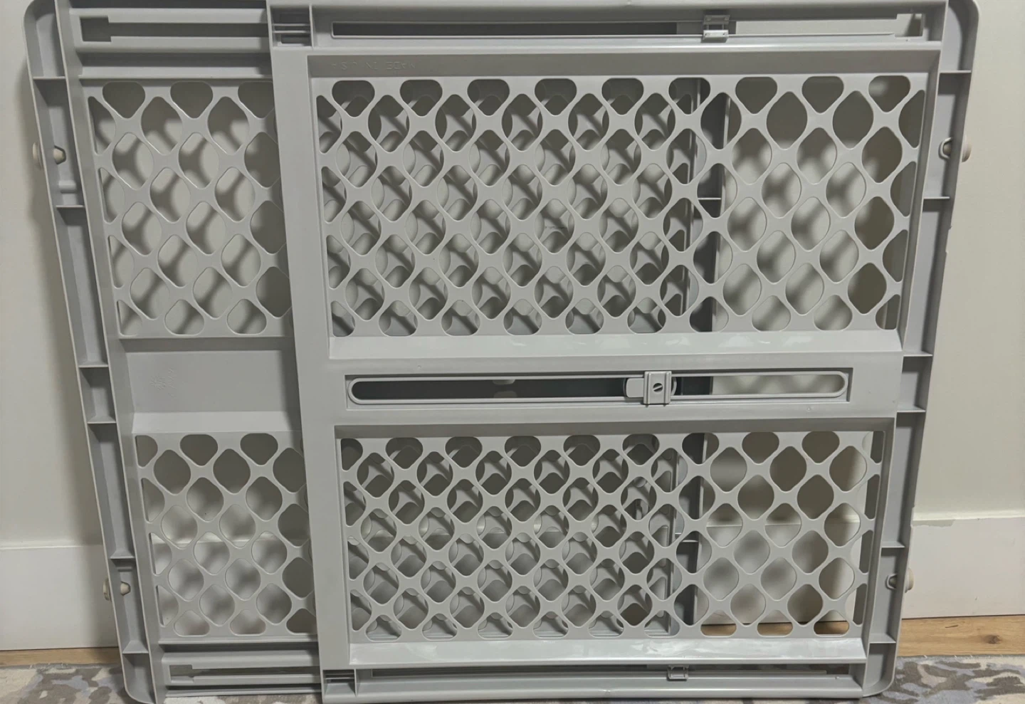 Baby safety gate new condition - photo 3