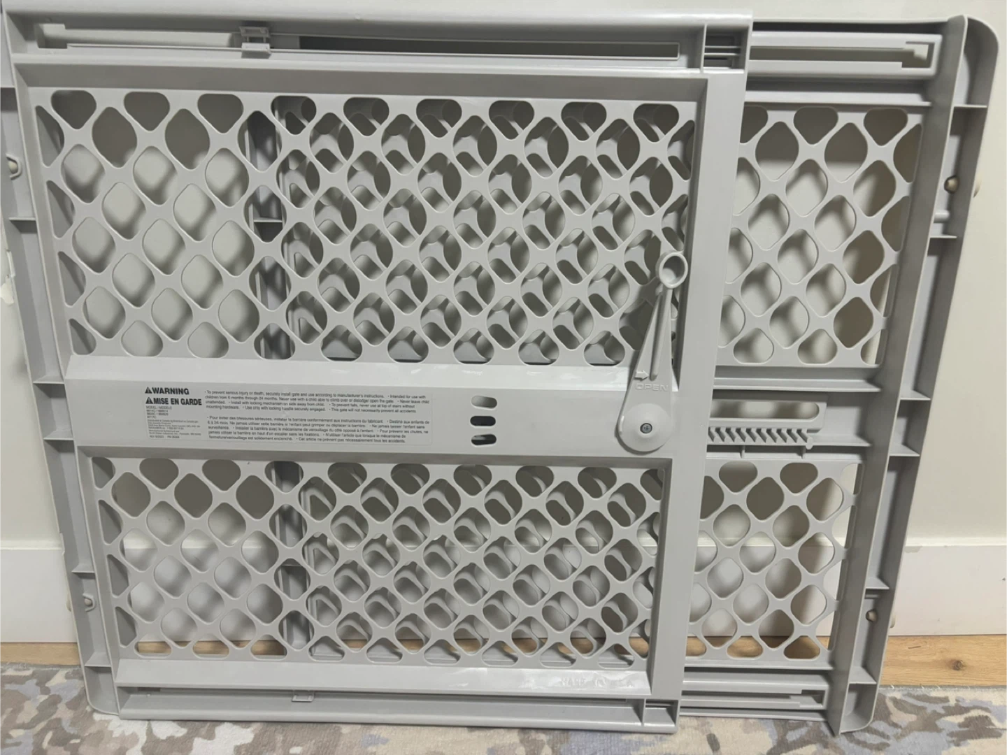 Baby safety gate new condition