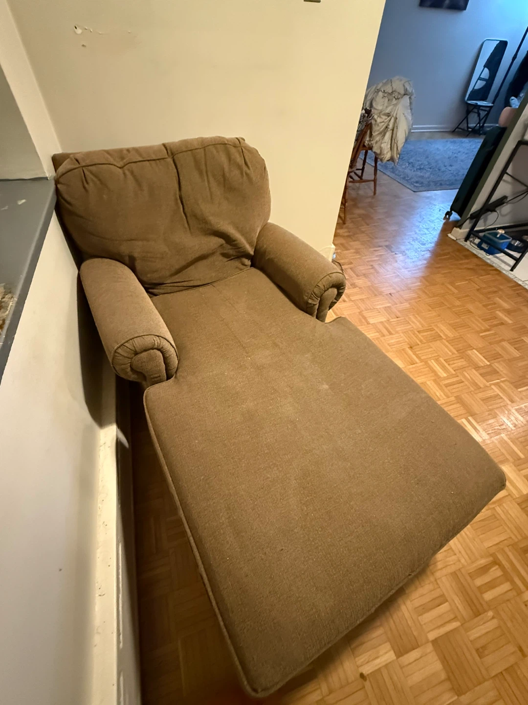 Brown Chaise Lounge Chair