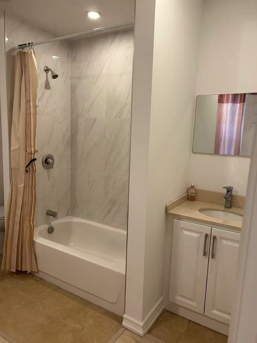 Private Room for RENT - with bathroom and shared kitchen - photo 4