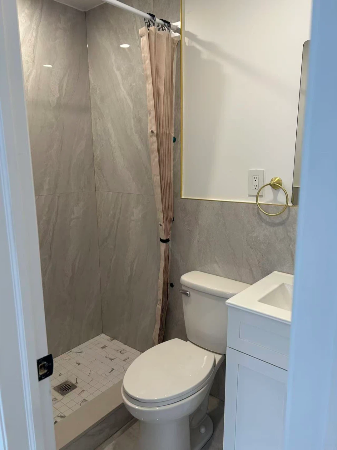 Private Room for RENT - with bathroom and shared kitchen - photo 2