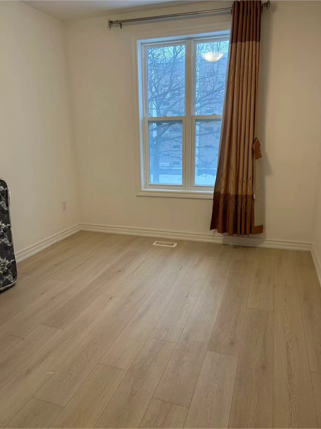 Private Room for RENT - with bathroom and shared kitchen - photo 3