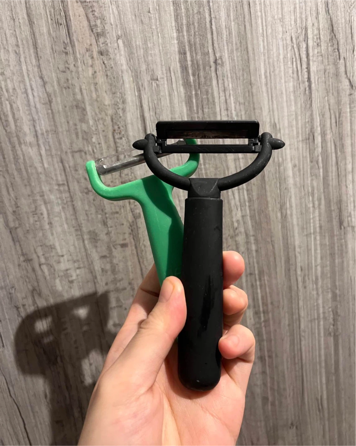2 Peelers: Black Swivel Peeler & Green Handle Peeler