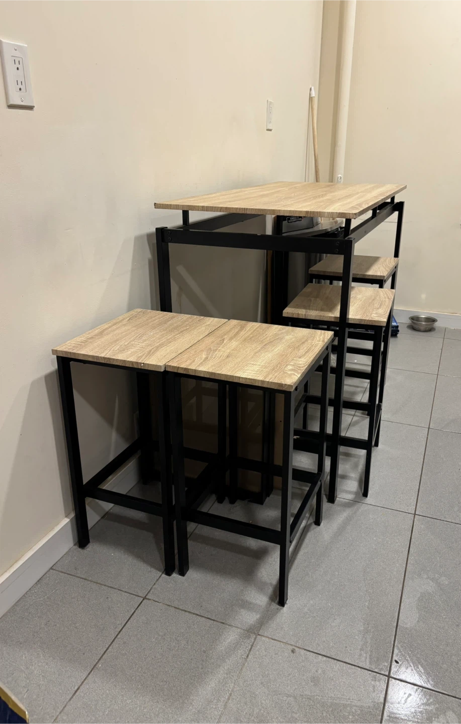 Dining table with 4 stools