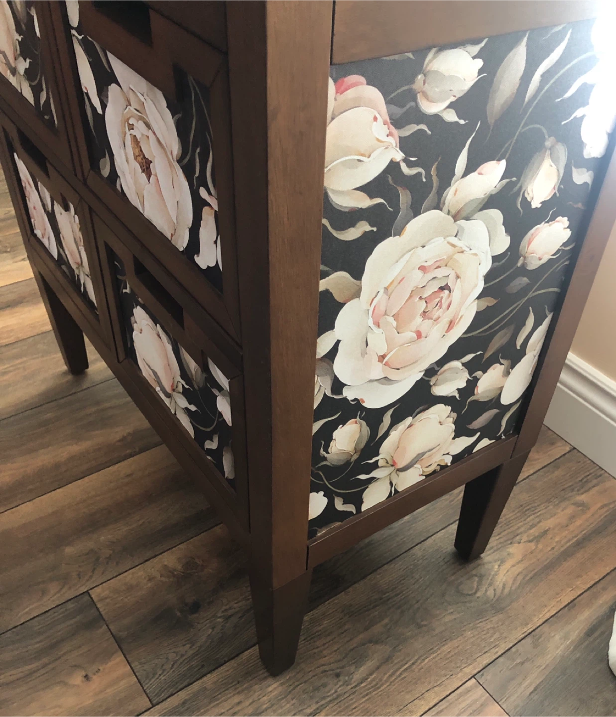 Refresh your old cabinets with floral rolls - photo 2
