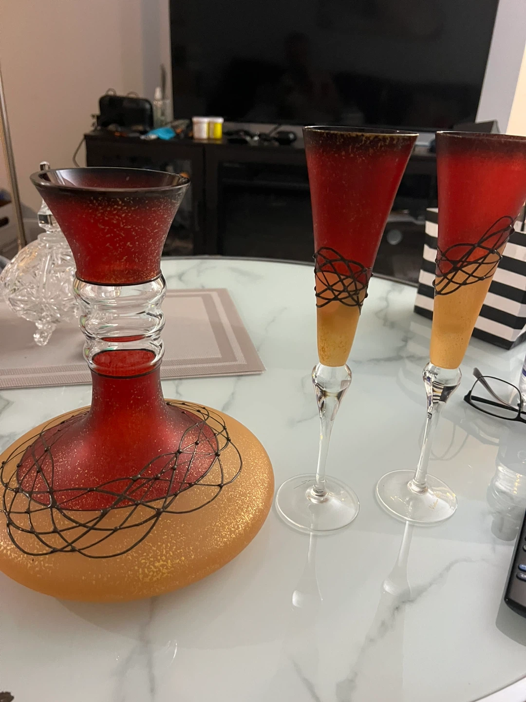 Red and Gold Glass Vase and Flutes Set - photo 3