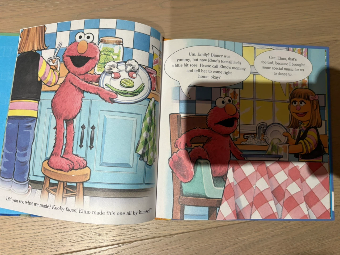 Sesame Street Elmo's First Babysitter Book - photo 4